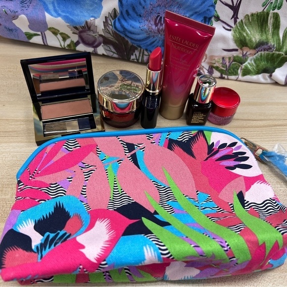 Estee Lauder 7-Piece Gift Set Pink bag - Picture 3 of 9